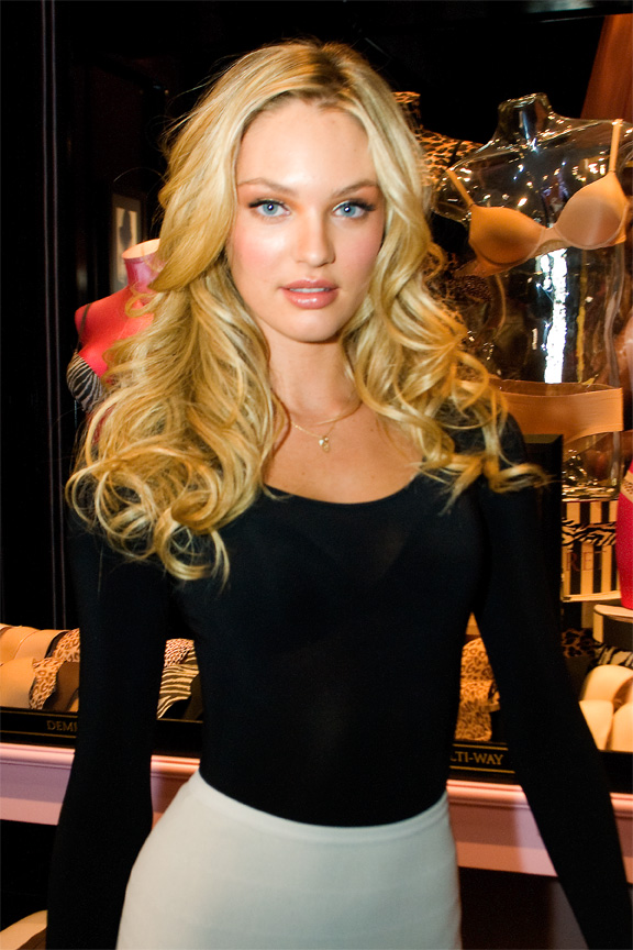 Image name: Candice-Swanepoel_2010-03-31_VictoriasSecretStoreChicago_photo-by-Adam_Bielawski